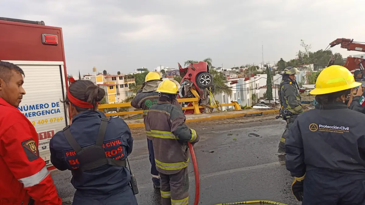 El milagroso rescate de una niña en el accidente de Periférico Ecológico; una mujer falleció 2 El milagroso rescate de una niña en el accidente de Periférico Ecológico