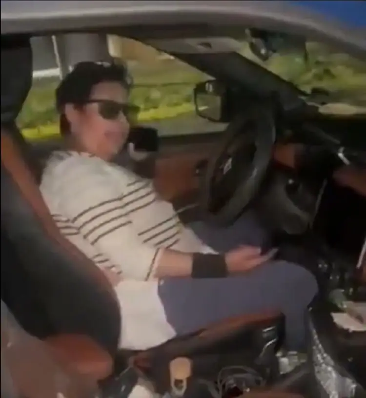 (VIDEO) Lady Gringa choca e insulta a policías en inglés