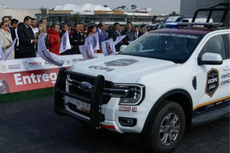 Entregan 111 vehículos a las fuerzas de seguridad de Puebla