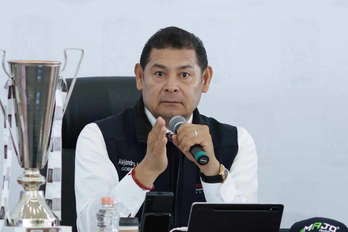 Armenta tendrá programa de radio y TV: atenderá denuncias