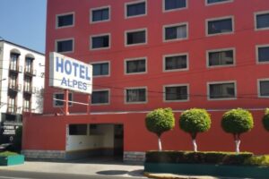 Hallan mujer muerta en hotel de Tlalpan y así escapó el asesino