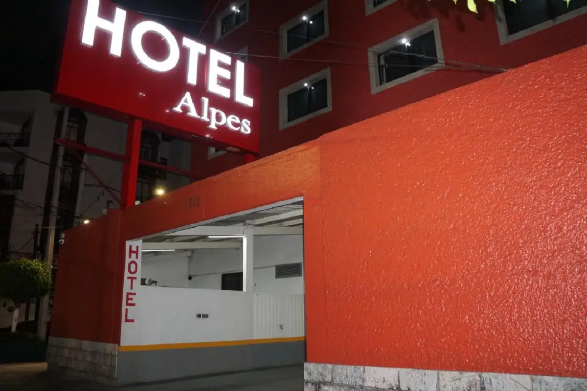Hallan mujer muerta en hotel de Tlalpan y así escapó el asesino