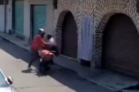 “Tengo las cosas de mi bebé”, suplica mujer durante asalto en Morelos