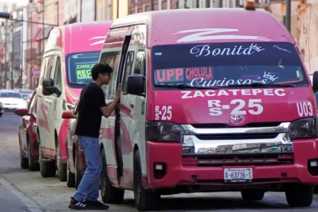 Así le roban celular en transporte público de Puebla