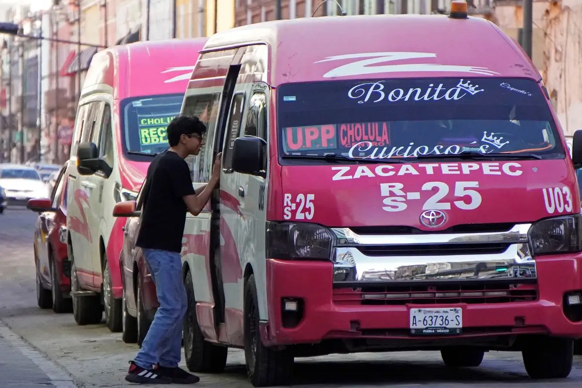 Así le roban celular en transporte público de Puebla