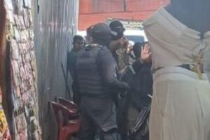 Falsos agentes de la FGR realizan “cateo” violento en el Mercado Morelos 3 Falsos agentes de la FGR armados entran al Mercado Morelos
