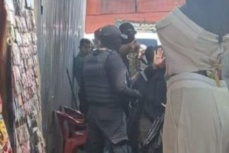 Falsos agentes de la FGR realizan “cateo” violento en el Mercado Morelos 1 Falsos agentes de la FGR armados entran al Mercado Morelos