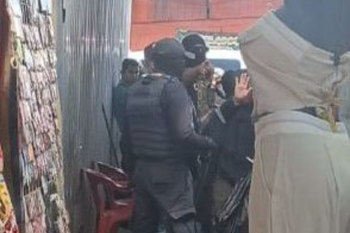 Falsos agentes de la FGR armados entran al Mercado Morelos