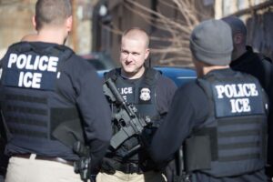 Trump amenaza con desplegar agentes de ICE en aeropuertos