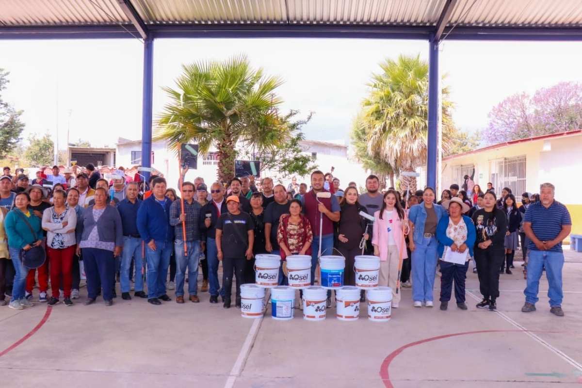 Roberto Solís impulsa la mejora de la telesecundaria José Vasconcelos en Atexcac con el programa Coloreando la Educación