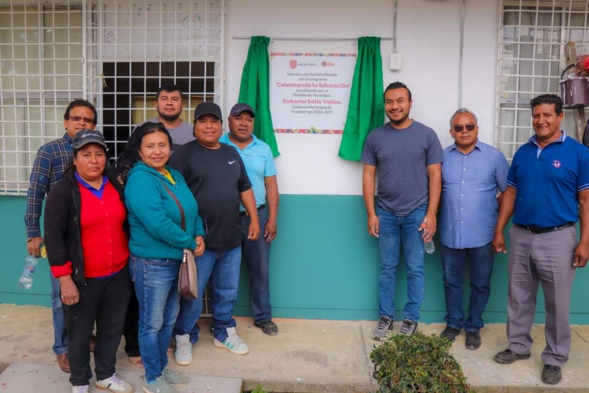 Roberto Solís impulsa la mejora de la telesecundaria José Vasconcelos en Atexcac con el programa Coloreando la Educación