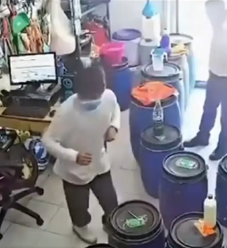 Captan asalto a joven con discapacidad en Puebla en una tienda