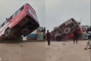 autobús cae al Río Padma