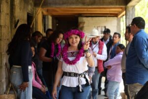 Bety Sánchez lleva pisos y techos firmes a Xatohuanco y Atenco, comunidades de alta marginación en Zacatlán