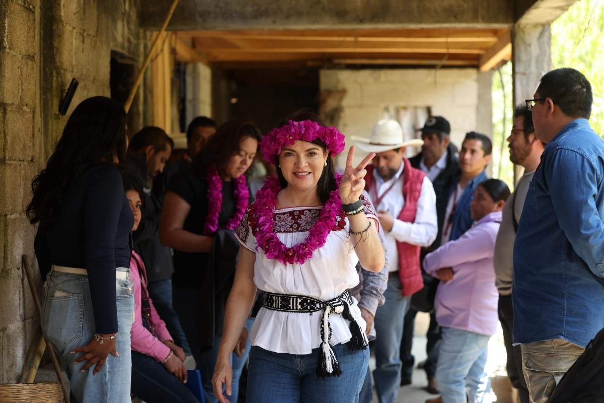 Bety Sánchez lleva pisos y techos firmes a Xatohuanco y Atenco, comunidades de alta marginación en Zacatlán