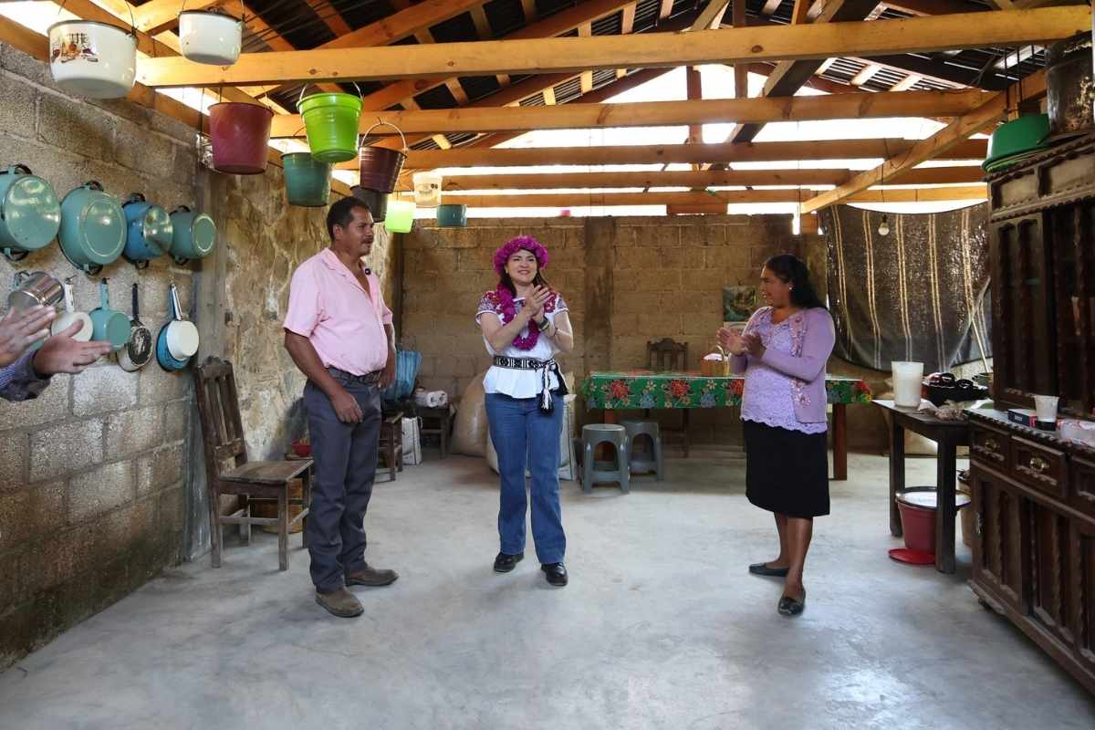 Bety Sánchez lleva pisos y techos firmes a Xatohuanco y Atenco, comunidades de alta marginación en Zacatlán 2 Bety Sánchez lleva pisos y techos firmes a Xatohuanco y Atenco, comunidades de alta marginación en Zacatlán