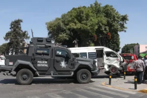 Patrulla blindada chocó contra rutas del transporte público