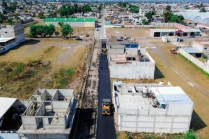 Una obra más del rescate carretero- Roberto Solís supervisa avances de rehabilitación de la calle Chichonal en Huejotzingo