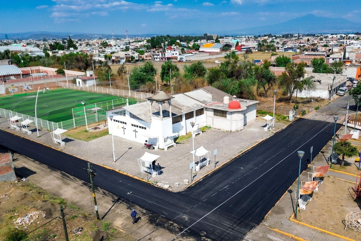 Una obra más del rescate carretero- Roberto Solís supervisa avances de rehabilitación de la calle Chichonal en Huejotzingo 