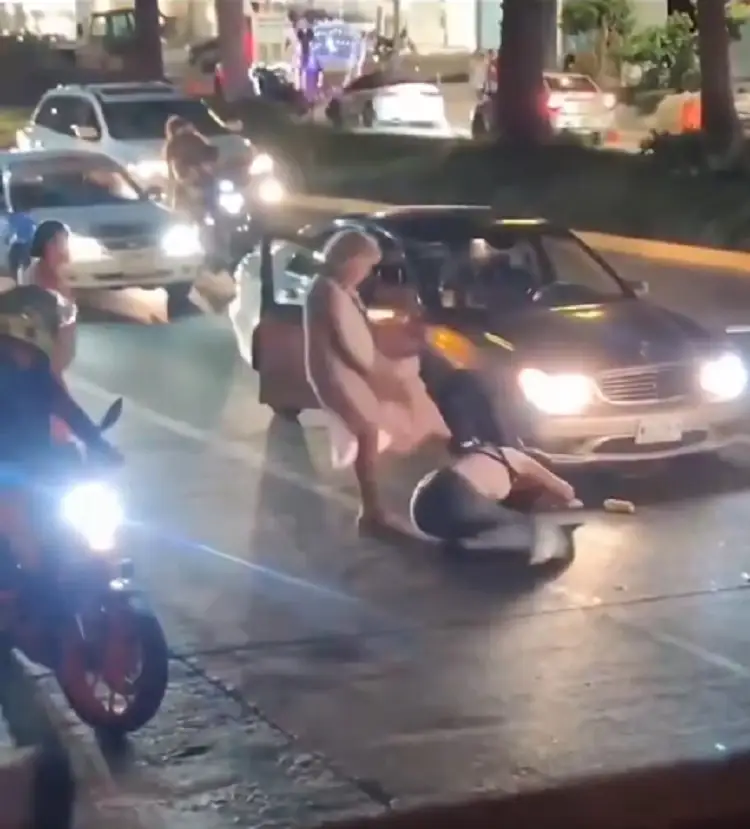 ¡Por peleoneros! Joven pareja termina siendo golpeada por dos adultos mayores 2 (VIDEO) Conflicto vial genera pelea entre parejas en Acapulco