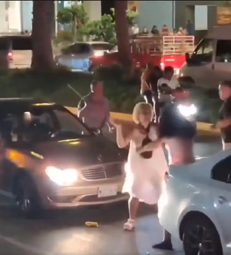 ¡Por peleoneros! Joven pareja termina siendo golpeada por dos adultos mayores 3 (VIDEO) Conflicto vial genera pelea entre parejas en Acapulco