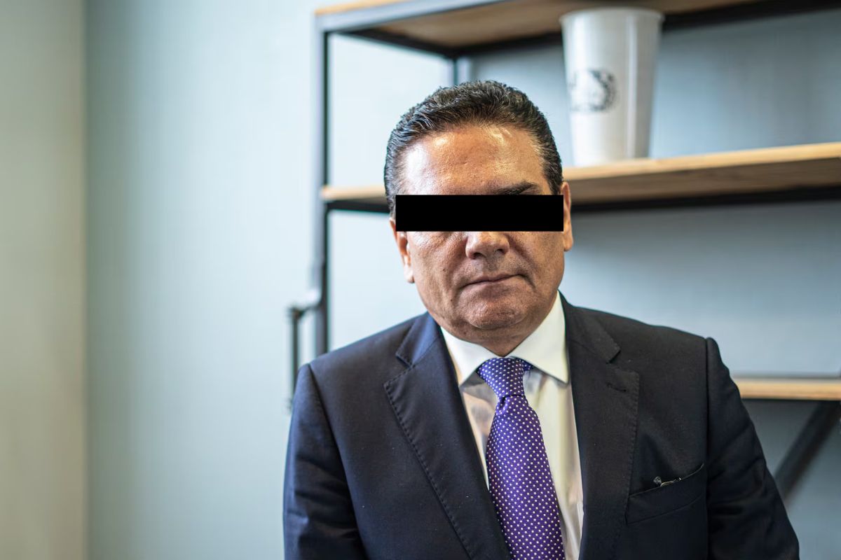 Giran orden de aprehensión contra Silvano Aureoles