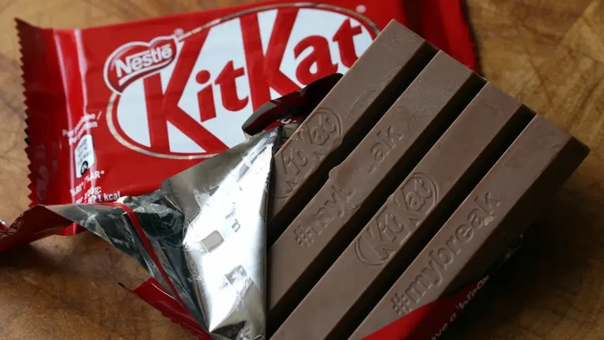 Roban 12 toneladas de chocolates KitKat en Europa; investigan posible venta en mercados ilegales