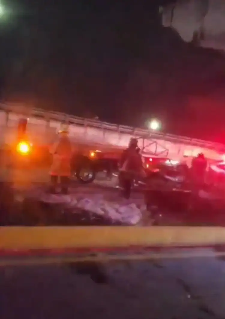 Se incendia patrulla estatal y muere policía en la México-Puebla 2 Patrulla choca, se incendia y muere policía en la México-Puebla