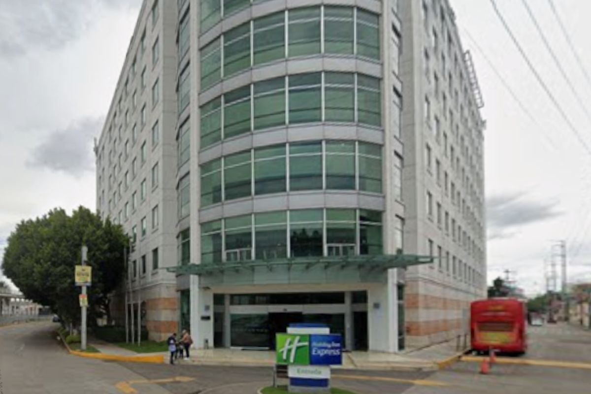 Hallan a mamá e hijo muertos en Holiday Inn Hermanos Serdán