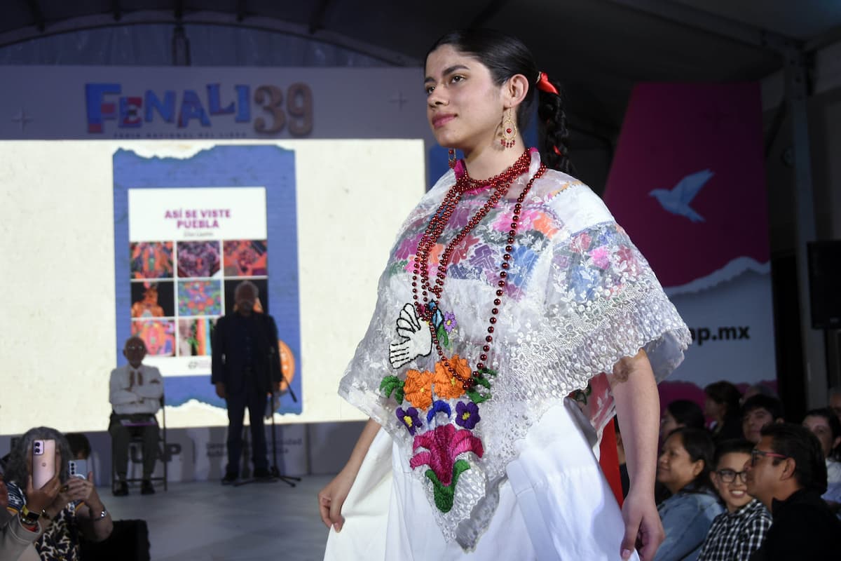 Presentan Así se viste Puebla, del maestro Elías Guerra en la FENALI 39