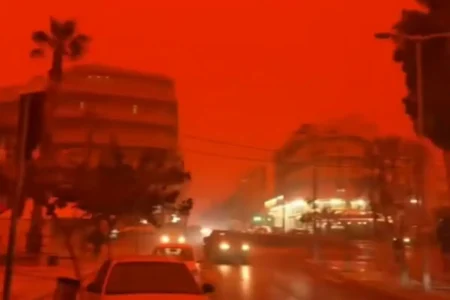 ¿Qué es el polvo del Sáhara y por qué se tiñó de rojo el cielo?