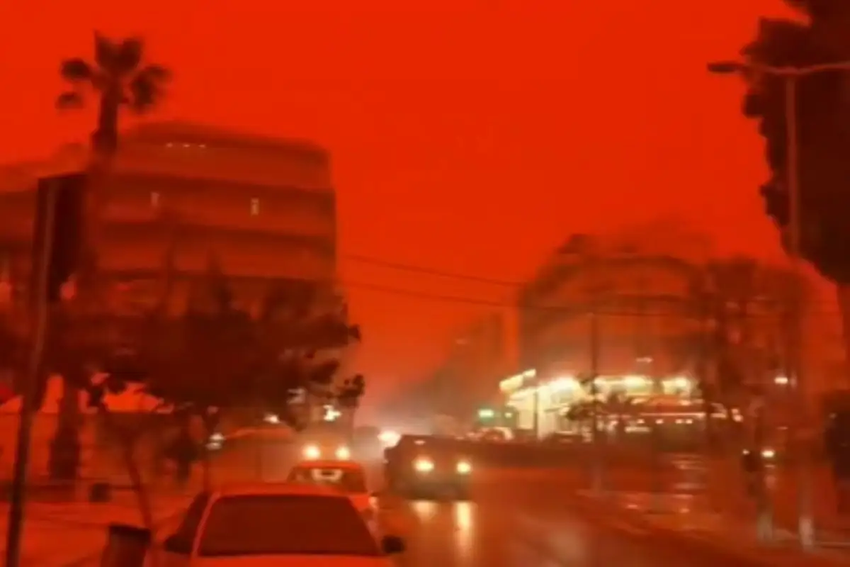 ¿Qué es el polvo del Sáhara y por qué se tiñó de rojo el cielo?