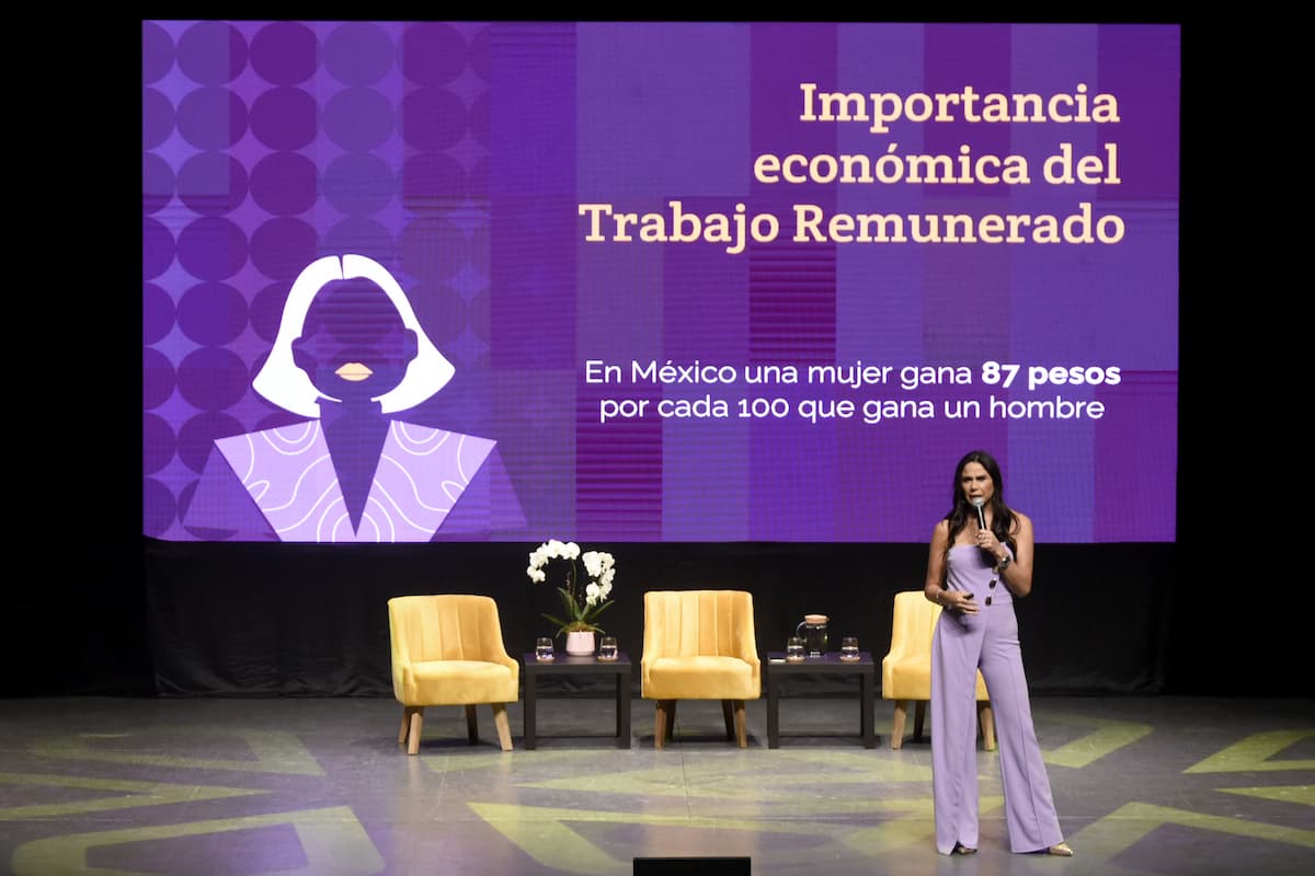 Imparte conferencia Paola Rojas en la BUAP