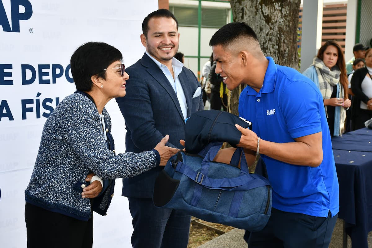 Abandera Rectora a delegación deportiva de la BUAP