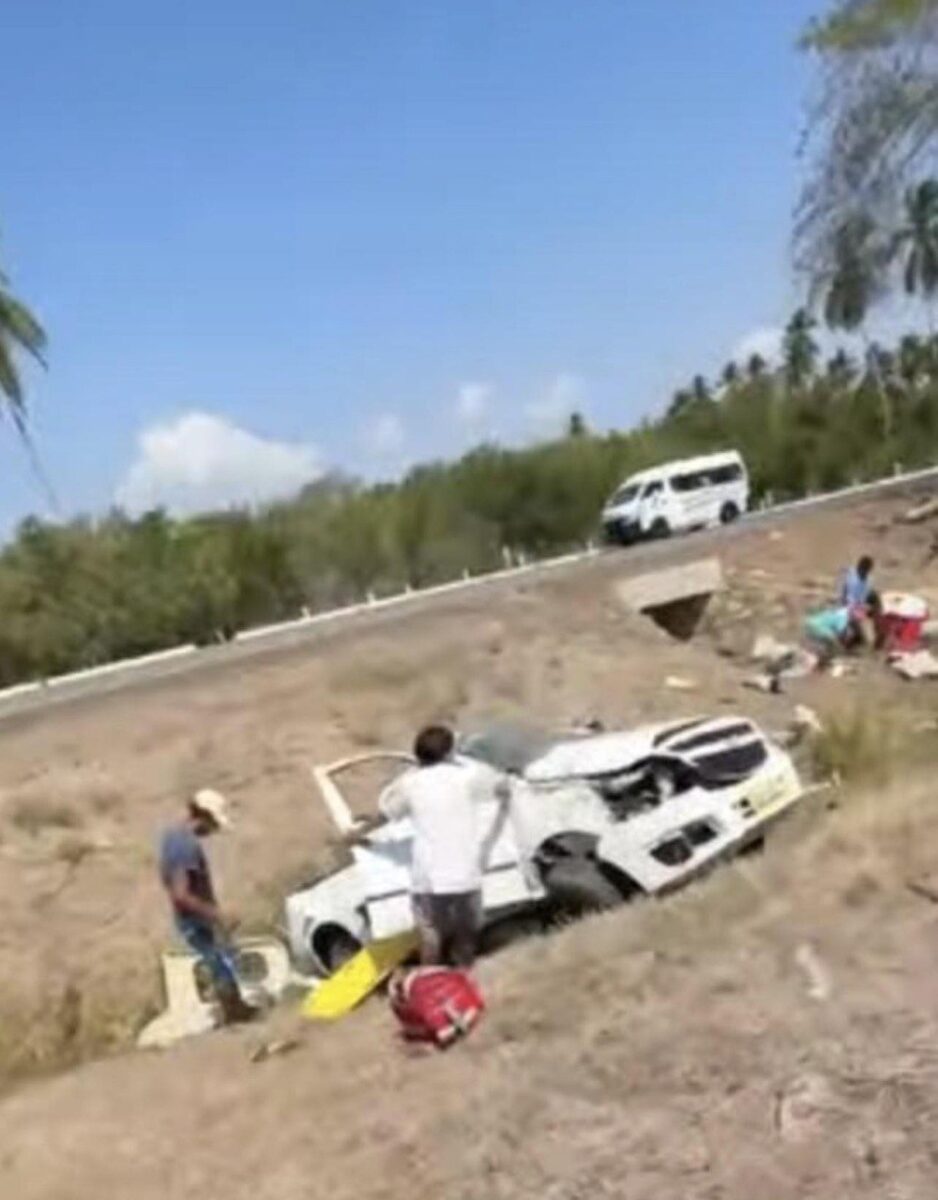 Volcadura en viaducto Diamante deja cinco turistas muertos