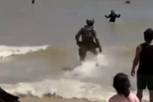 Elemento de la Marina rescata a turista que se ahogaba