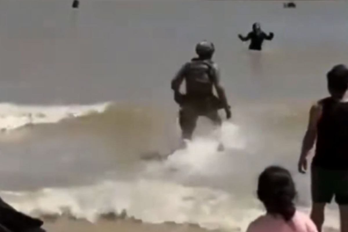 Elemento de la Marina rescata a turista que se ahogaba