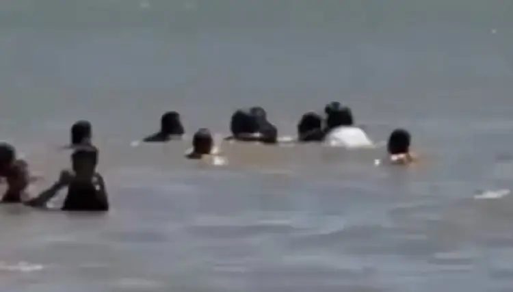 Elemento de la Marina rescata a turista que se ahogaba