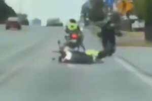 Motociclista derriba a policía en la Atlixcáyotl en pleno tráfico