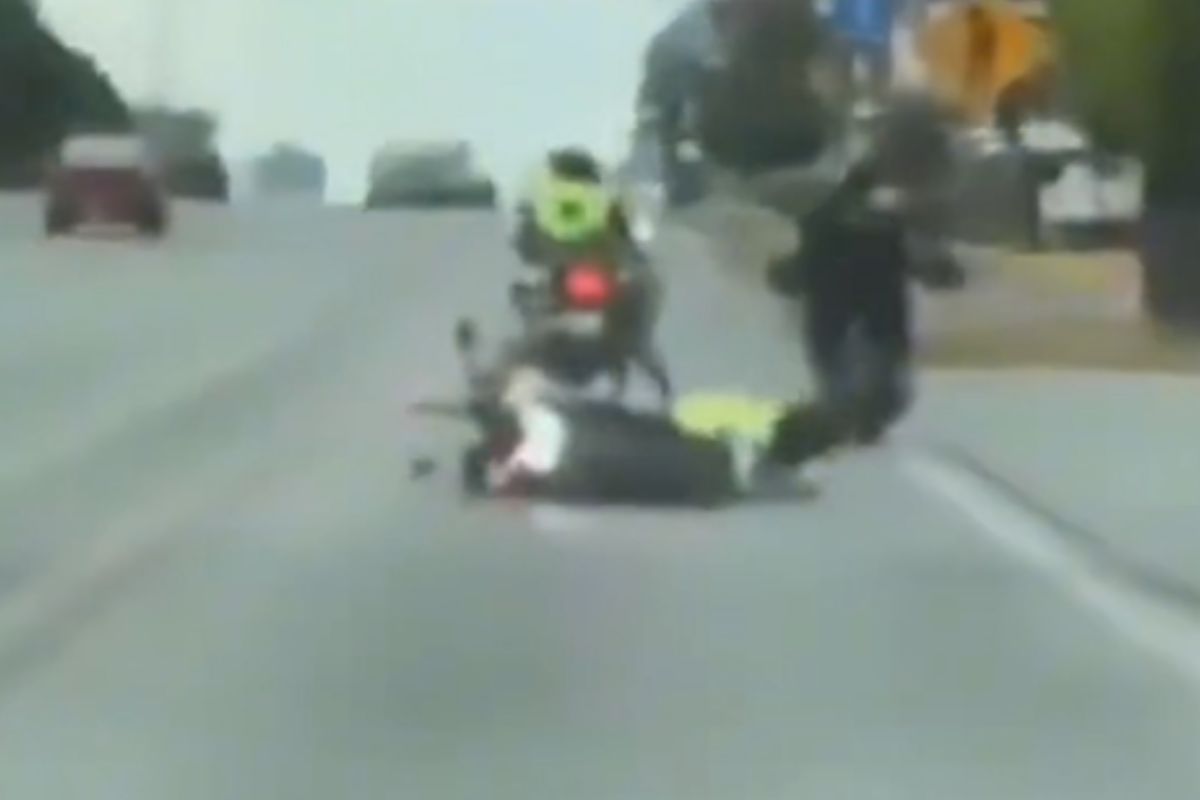 Motociclista derriba a policía en la Atlixcáyotl en pleno tráfico