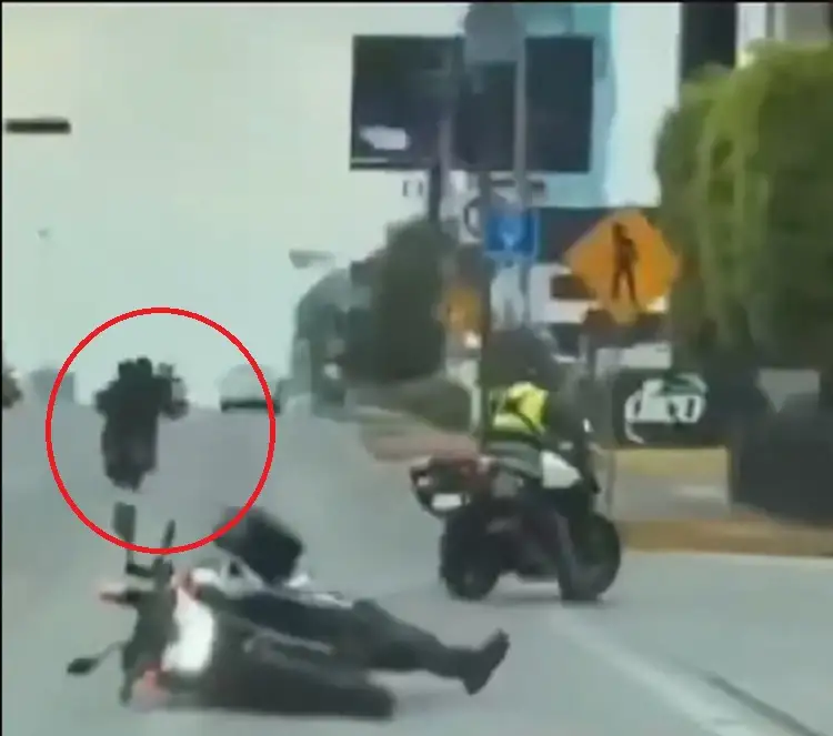 Motociclista derriba a policía en la Atlixcáyotl en pleno tráfico