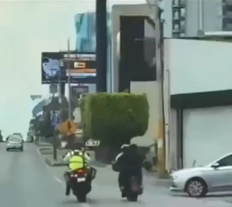 Motociclista derriba a policía en la Atlixcáyotl en pleno tráfico