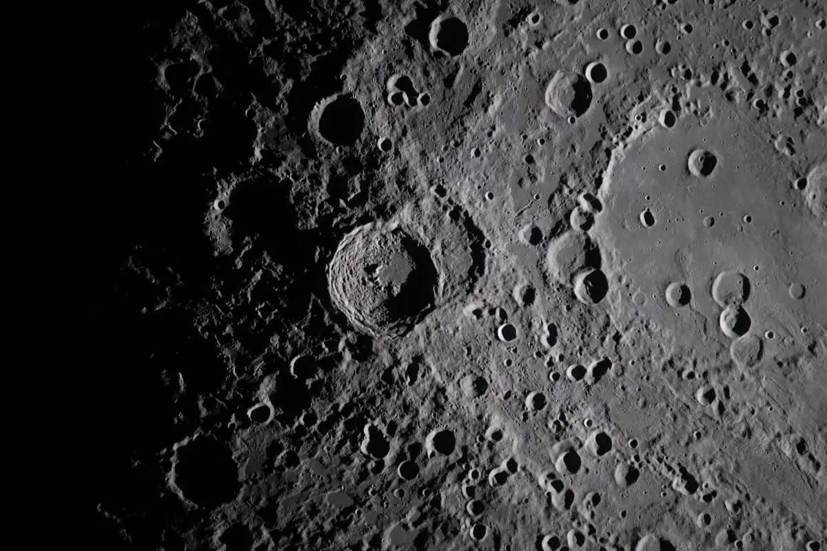 Revelan imágenes del sobrevuelo lunar de la misión Artemis II
