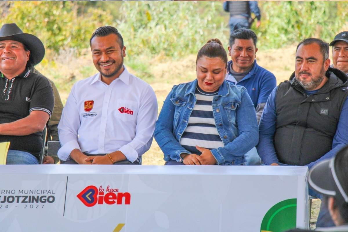 Roberto Solís mejora el suministro den agua en Atexca con la rehabilitación de la línea de conducción