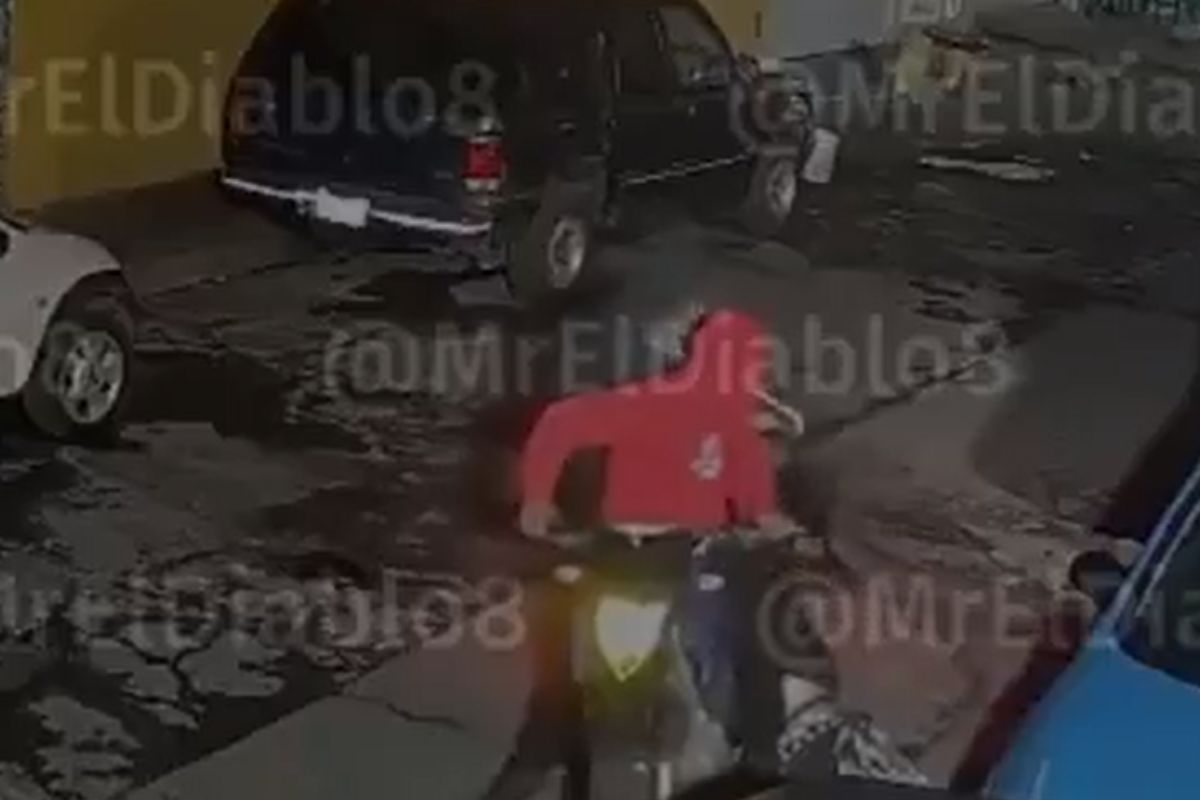 (VIDEO) Sujetos en moto abandonan cadáver en Naucalpan