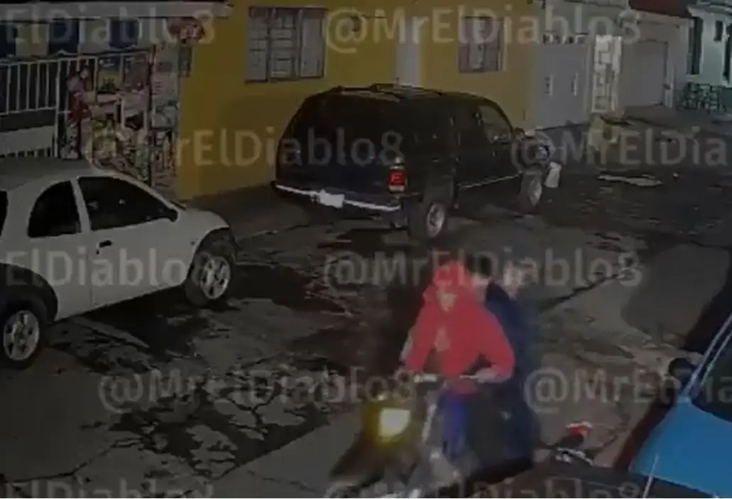 (VIDEO) Sujetos en moto abandonan cadáver en Naucalpan