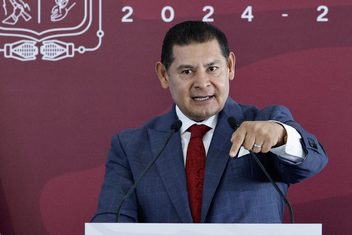 Separan a 43 funcionarios por entrega de plazas irregulares en Puebla