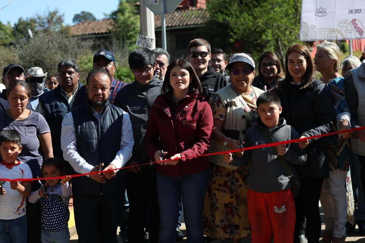 TransformandoCaminos- mujeres de Tlatempa agradecen a Bety Sánchez la pavimentación de su camino