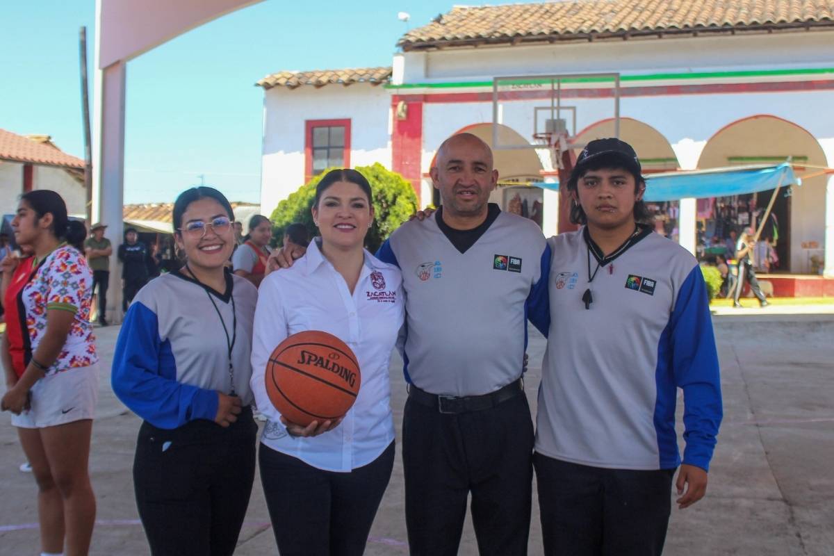 Bety Sánchez inaugura techado de cancha de básquetbol en Otlatlán