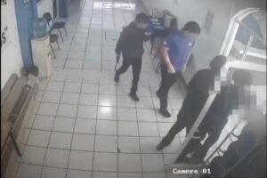 Así fue como estudiantes sometieron y desarmaron a agresor de dos docentes en Michoacan